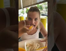 Descubre la deliciosa tradición del Hainanese Chicken Rice en Singapur: un imprescindible para tu viaje gastronómico